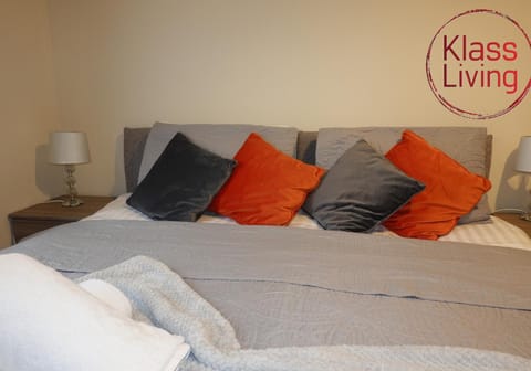 Bed, Decorative detail, Bedroom, Guests, group of guests, cot, Family