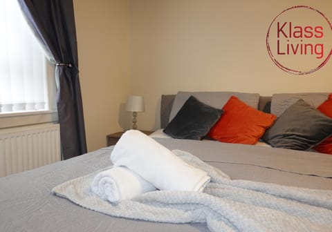 Bed, Decorative detail, Bedroom, Guests, group of guests, cot, Family