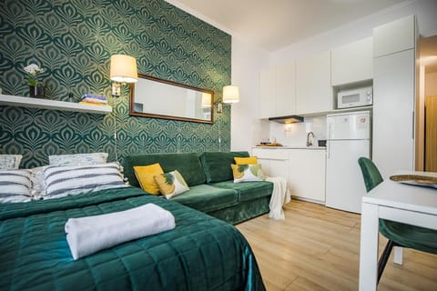 Bed, Coffee/tea facilities, Kitchen or kitchenette, Photo of the whole room, Seating area, Bedroom, microwave, stove, towels