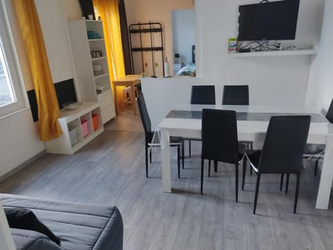 appartement individuelle refais a neuf,ds maison de maître,6 couchages dont un lit kingsize,cuisine avec lave vaisselle,rue privative pour se garer, accessibilité au jardin Apartment in Le Havre