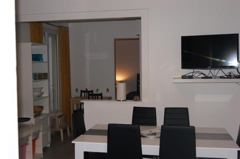 appartement individuelle refais a neuf,ds maison de maître,6 couchages dont un lit kingsize,cuisine avec lave vaisselle,rue privative pour se garer, accessibilité au jardin Apartment in Le Havre