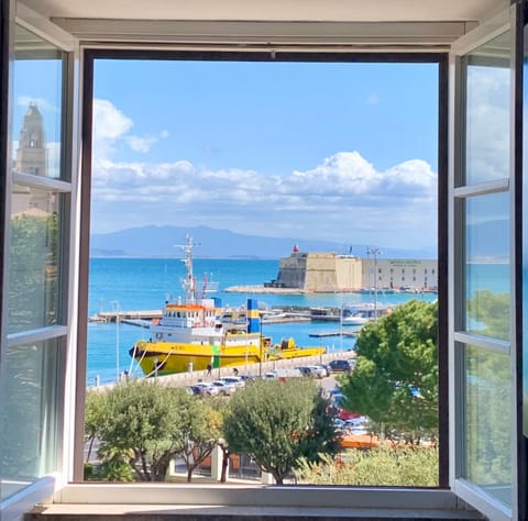 Photo of the whole room, Sea view