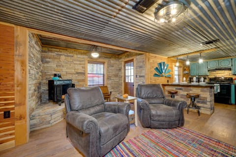 Relaxing Hochatown Cabin with Deck and Hot Tub! Cabin in Oklahoma