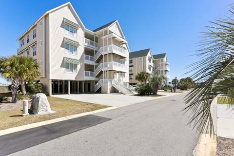 Oceanview 4BR/4BA Condo, Steps to Beach/Pool House in Ocean Isle Beach
