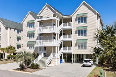 Oceanview 4BR/4BA Condo, Steps to Beach/Pool House in Ocean Isle Beach