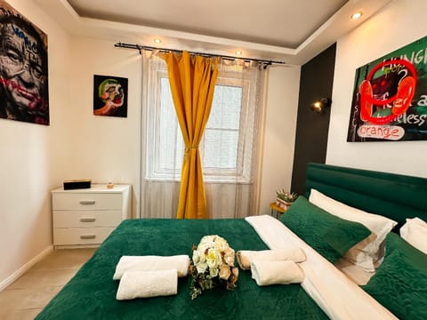 Photo of the whole room, Decorative detail, towels