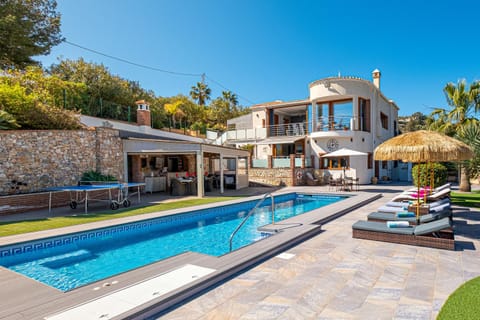 Shower, Toilet, Property building, Communal lounge/ TV room, BBQ facilities, Hot Tub, Pool view, Swimming pool, sunbed