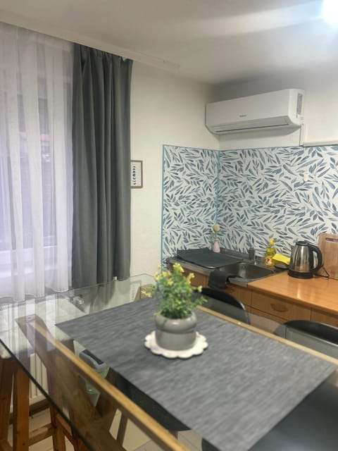 Kitchen or kitchenette, air conditioner