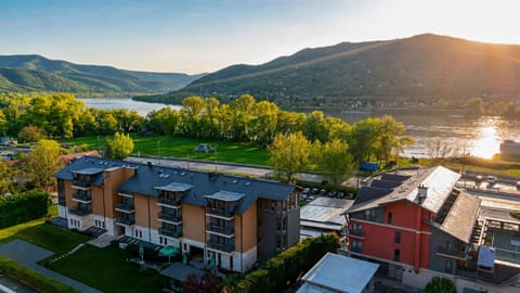 Property building, Day, Neighbourhood, Natural landscape, Mountain view, River view