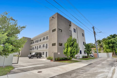 Property building, Patio, Neighbourhood, Garden, Balcony/Terrace, Decorative detail, Parking