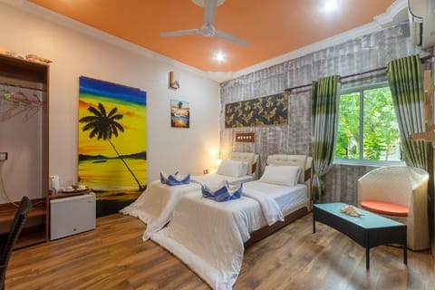 Bed, Living room, Photo of the whole room, Seating area, Bedroom, fireplace