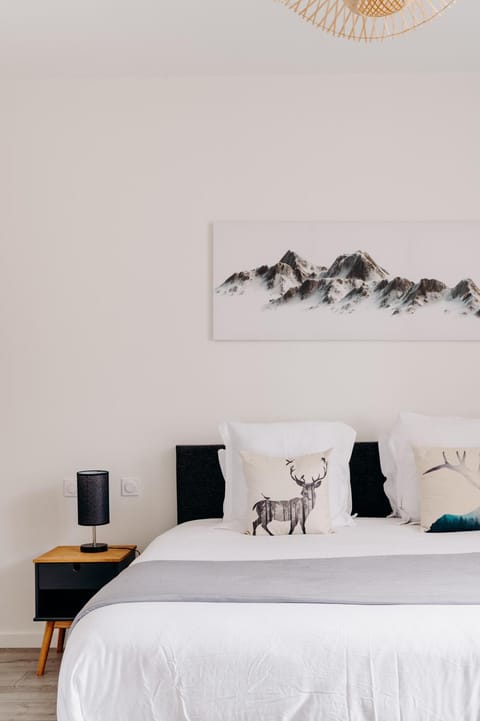 Photo of the whole room, Bedroom