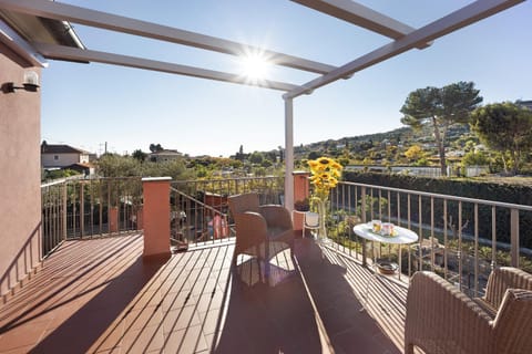 Property building, Balcony/Terrace, Living room