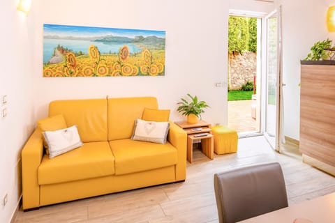 MillyHolidays - Apartment Sunflower - Center - Nearby Beach - Private Garden - Spa Pool Apartment in Bardolino