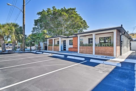 2 Conjoined Units - Steps From Madeira Beach! Apartment in Madeira Beach