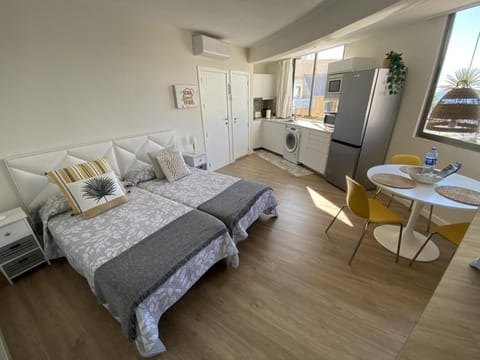 Bed, Kitchen or kitchenette, Photo of the whole room, minibar