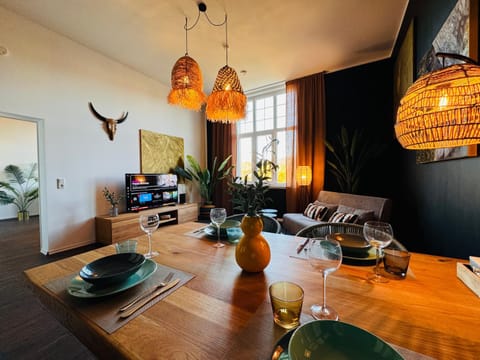 Bed, TV and multimedia, Photo of the whole room, Seating area, Dining area