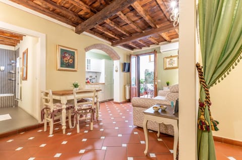 Kitchen or kitchenette, Living room, Seating area, Dining area