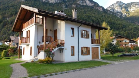 Facade/entrance, Spring