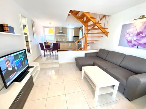Communal lounge/ TV room, TV and multimedia, Seating area