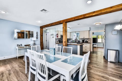 Beachy Bungalow House in Largo