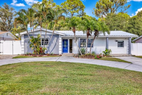 Beachy Bungalow House in Largo