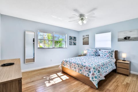 Beachy Bungalow House in Largo