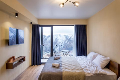 Bed, TV and multimedia, Photo of the whole room, Bedroom, Mountain view