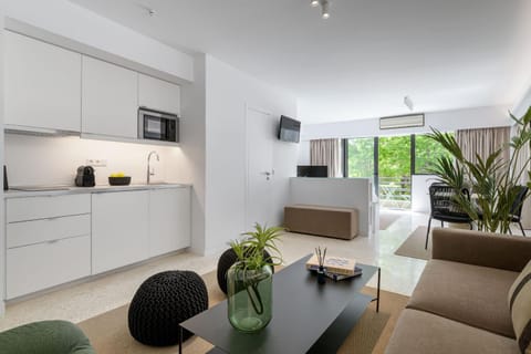TV and multimedia, Kitchen or kitchenette, Living room, Seating area