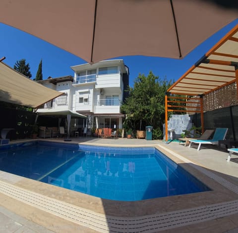 Property building, Day, Pool view, Swimming pool, sunbed