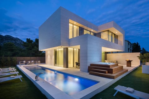 Property building, Hot Tub, Swimming pool