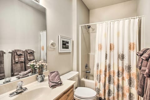 Home with Deck Near Lake Avalon, Boat Ramp and Golf! House in Bella Vista