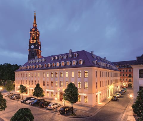 Nearby landmark, Facade/entrance, Spring, Off site, Night, Neighbourhood, On site, Location