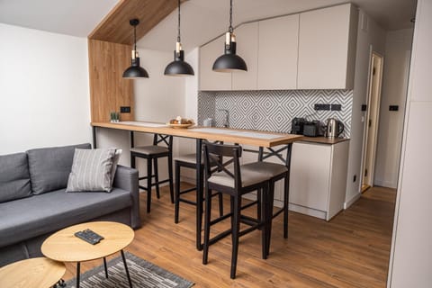 Coffee/tea facilities, Kitchen or kitchenette, Living room, Seating area, toaster