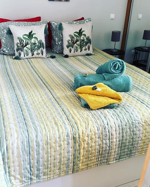 Bed, Photo of the whole room, Bedroom, towels