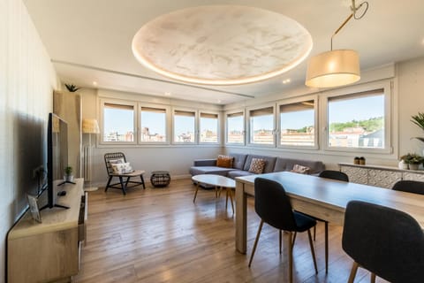 TV and multimedia, Living room, Seating area, Dining area