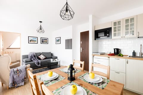 Kitchen or kitchenette, Living room, Seating area, Dining area