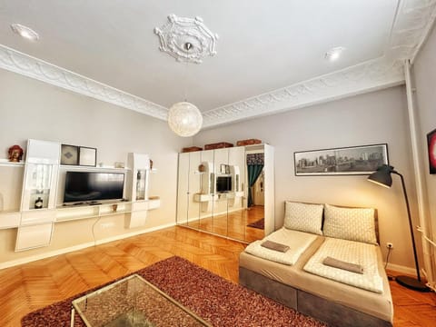 Communal lounge/ TV room, Bed, Living room