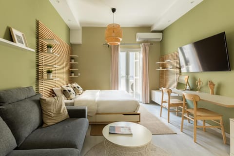 Bed, TV and multimedia, Living room, Photo of the whole room, Seating area, Bedroom, air conditioner