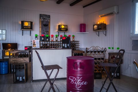 Restaurant/places to eat, Lounge or bar