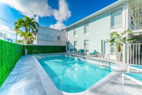 Property building, Day, Pool view, Swimming pool, Swimming pool