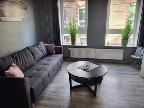 Living room, Seating area, internet