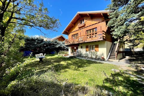 Family Cottage With Garden In Saint Chaffrey Chalet in Briançon