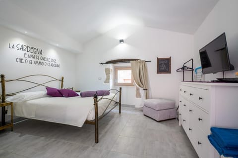 Bed, TV and multimedia, Photo of the whole room, Bedroom, hair dresser, towels