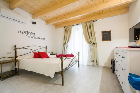 Bed, TV and multimedia, Kitchen or kitchenette, Photo of the whole room, Bedroom, towels