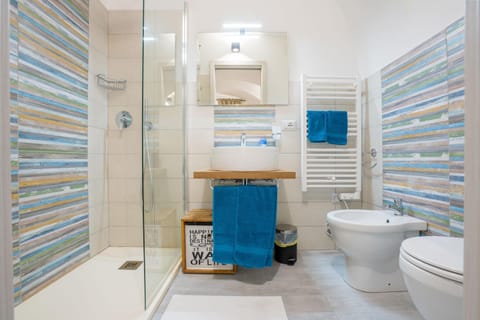 Shower, Toilet, Bathroom, bidet, towels