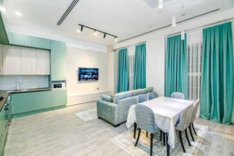 TV and multimedia, Kitchen or kitchenette, Living room, Seating area, Dining area, internet