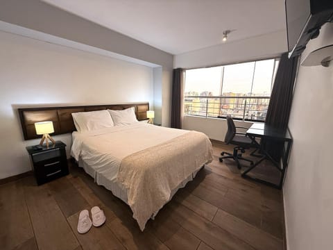 Bed, TV and multimedia, Photo of the whole room, Decorative detail, Seating area, City view, internet, towels