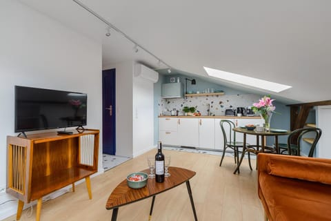 Kitchen or kitchenette, Living room