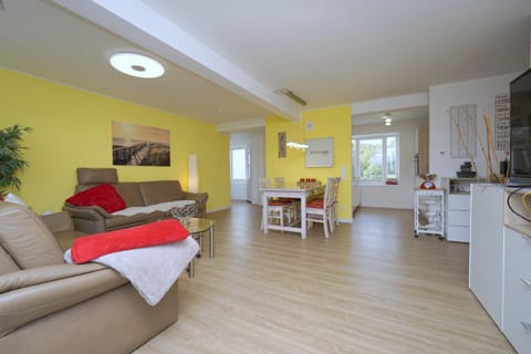 TV and multimedia, Kitchen or kitchenette, Living room, Seating area, minibar